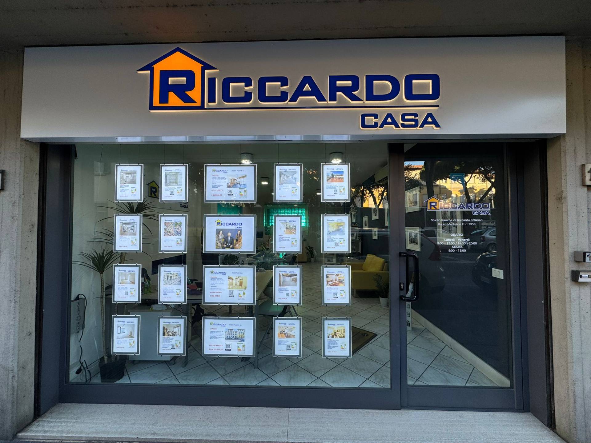 Locale commerciale in vendita a Campi Bisenzio