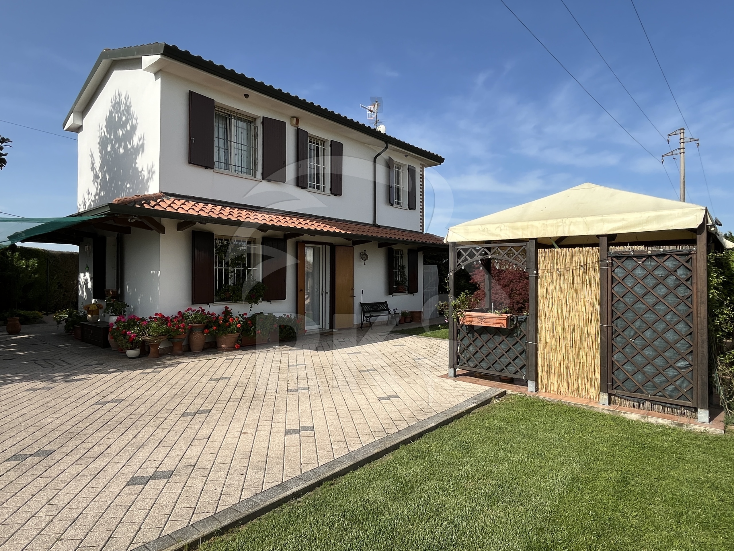 Villa con giardino, Ferrara baura