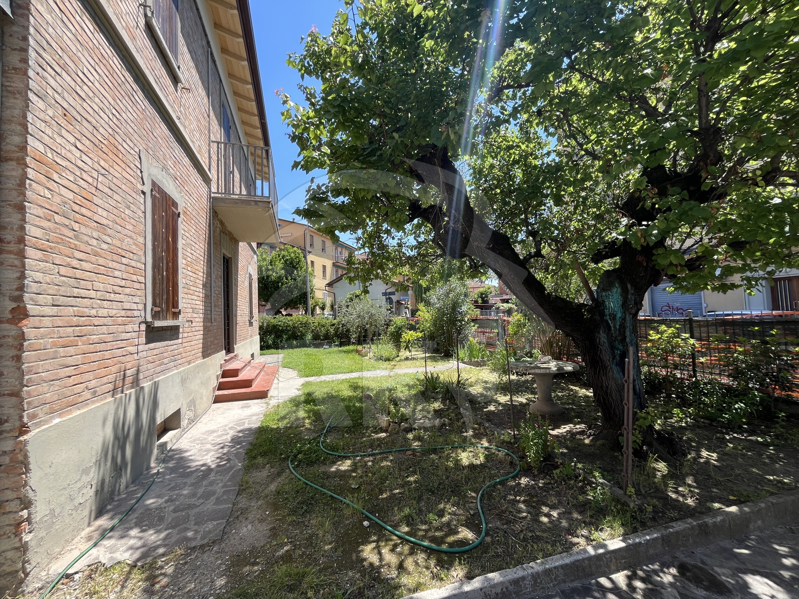 Villa con giardino in via piana, Bologna