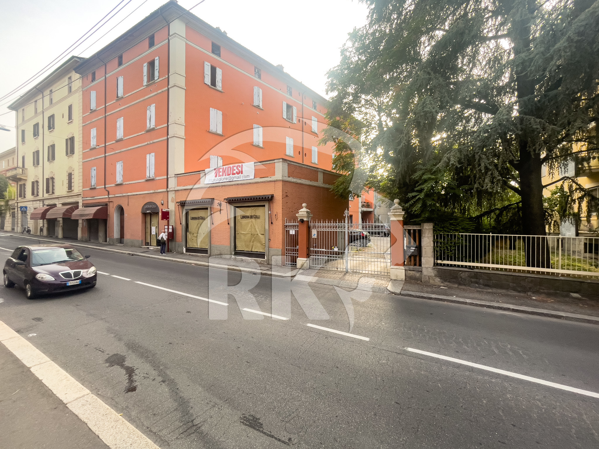 Locale commerciale nuova in via castiglione, Bologna