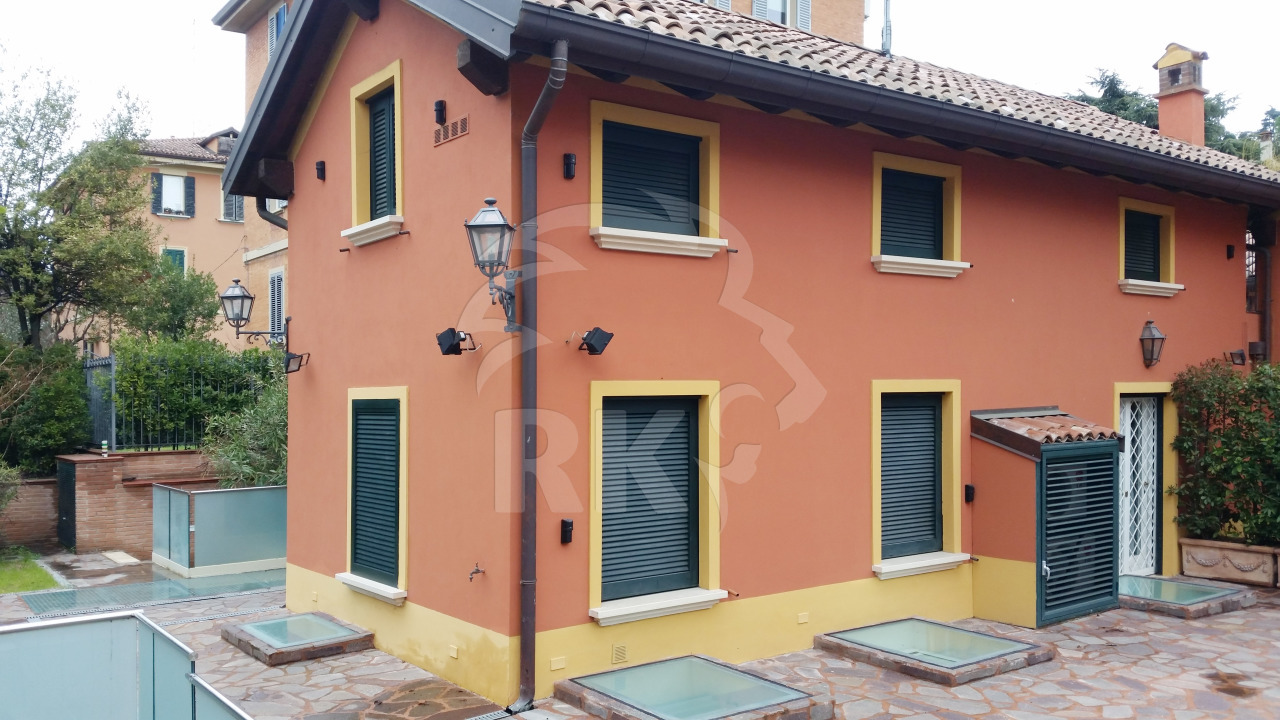 Villa con giardino in via dotti 16, Bologna