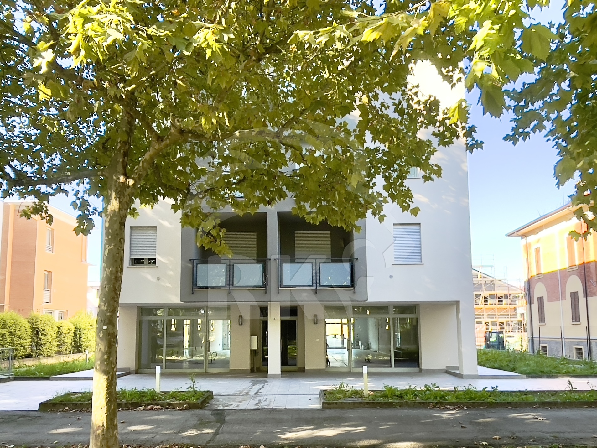 Locale commerciale con box in viale cinque martiri 12, Mirandola