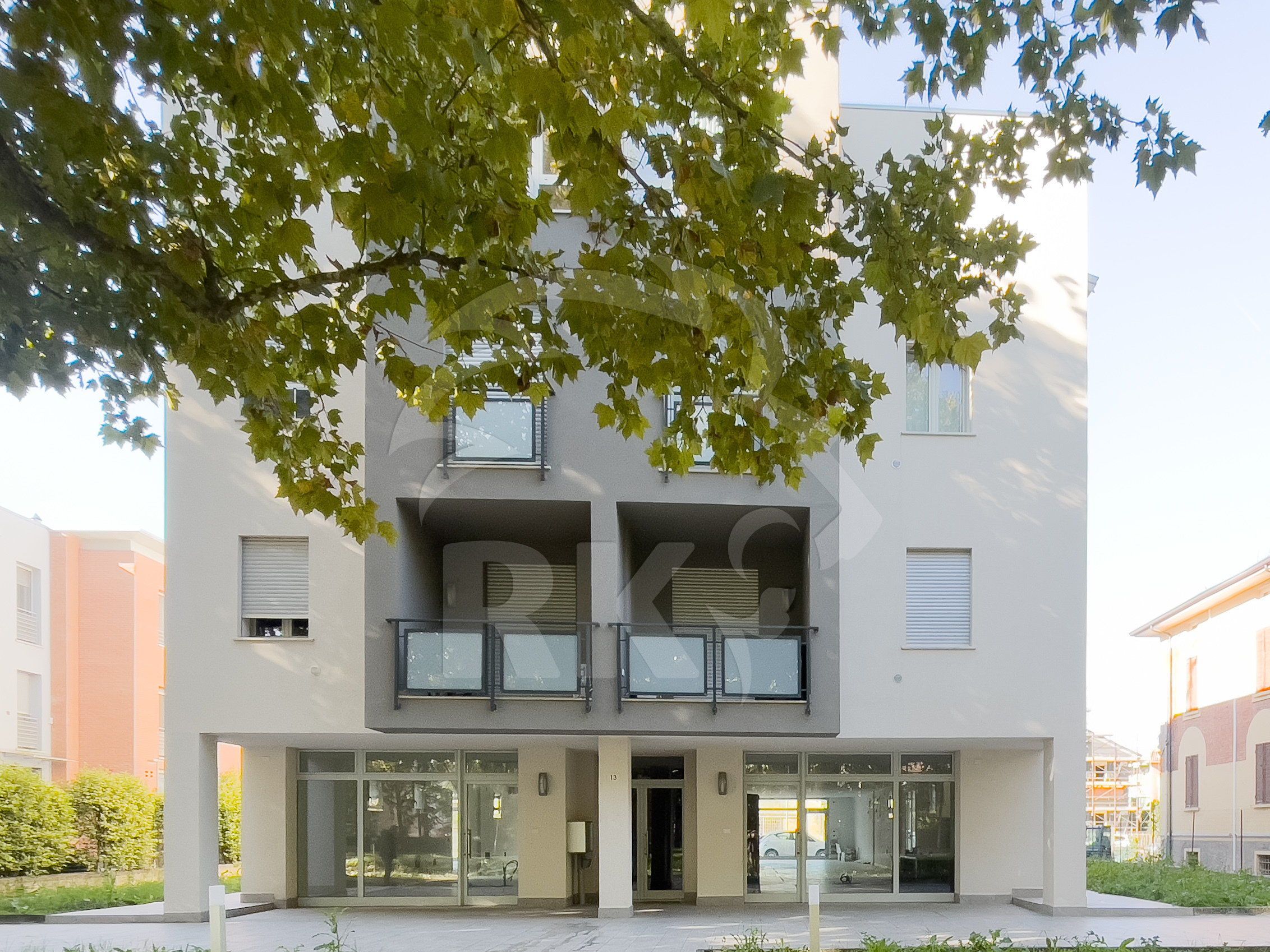 Locale commerciale con box in viale cinque martiri 12, Mirandola