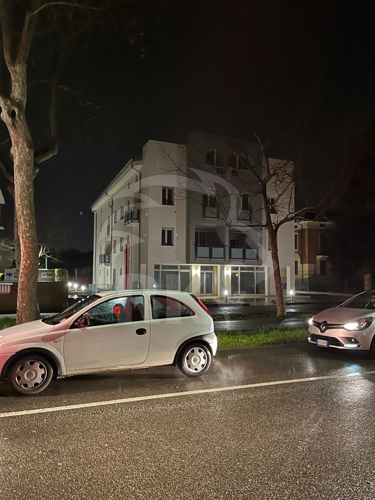 Locale commerciale con box in viale cinque martiri 12, Mirandola