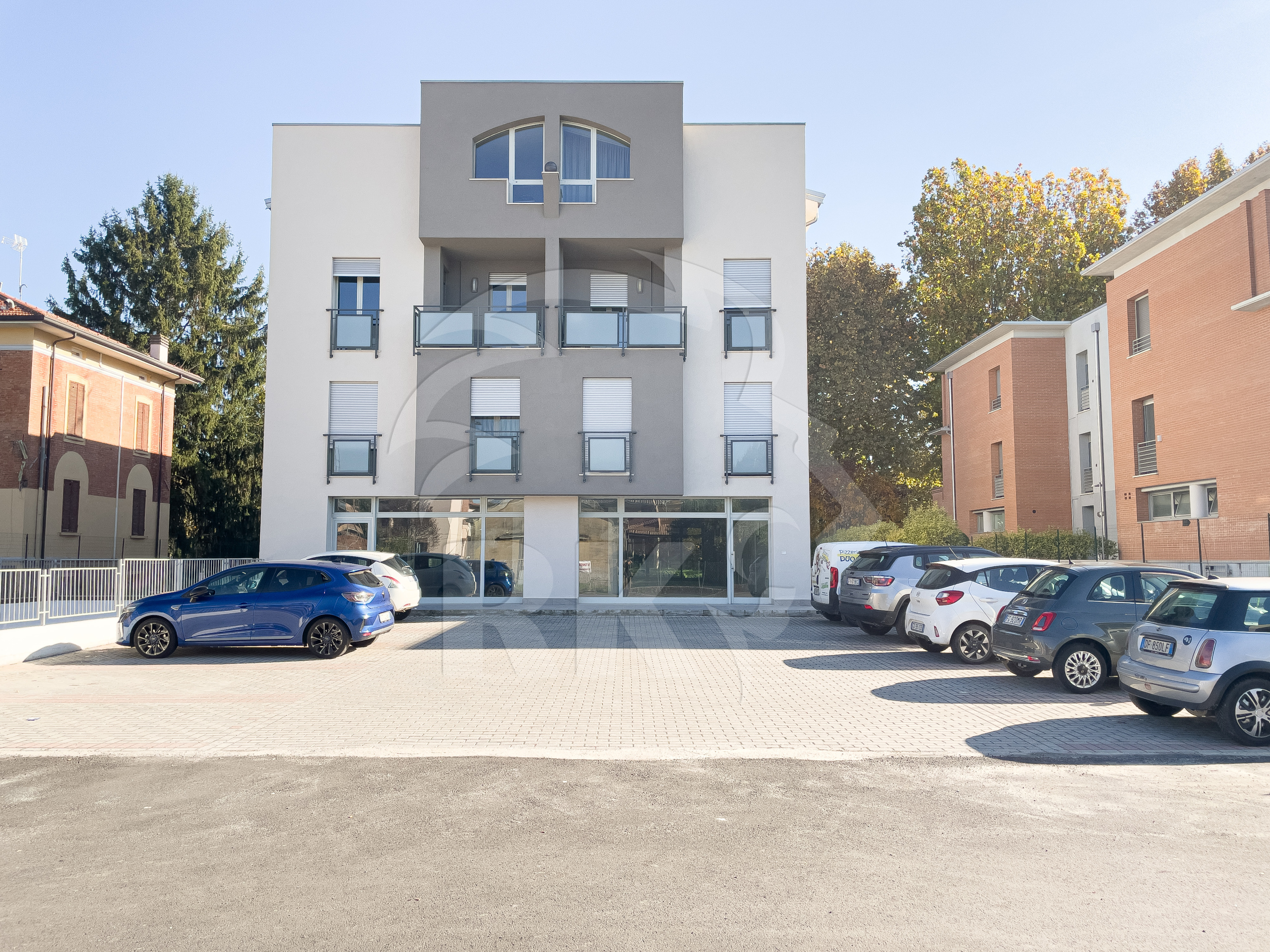 Locale commerciale con box in viale cinque martiri 12, Mirandola