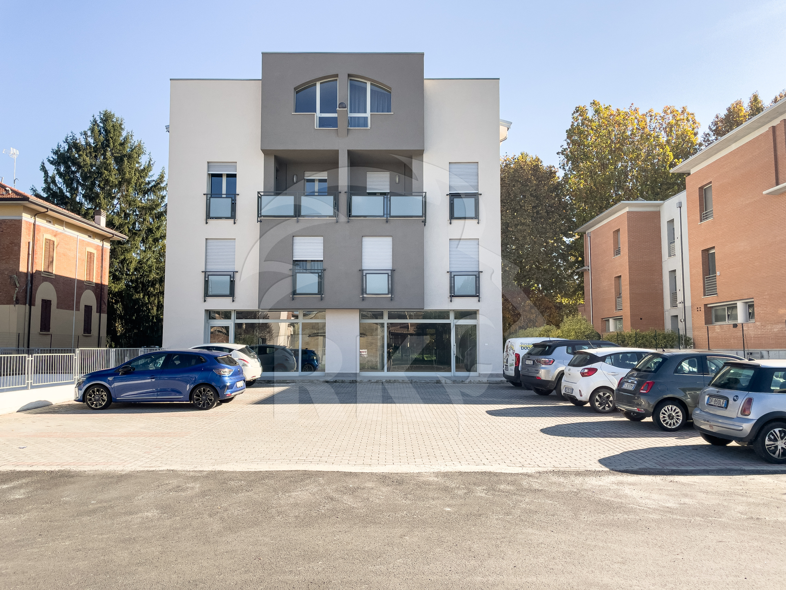 Locale commerciale con box in viale cinque martiri 12, Mirandola