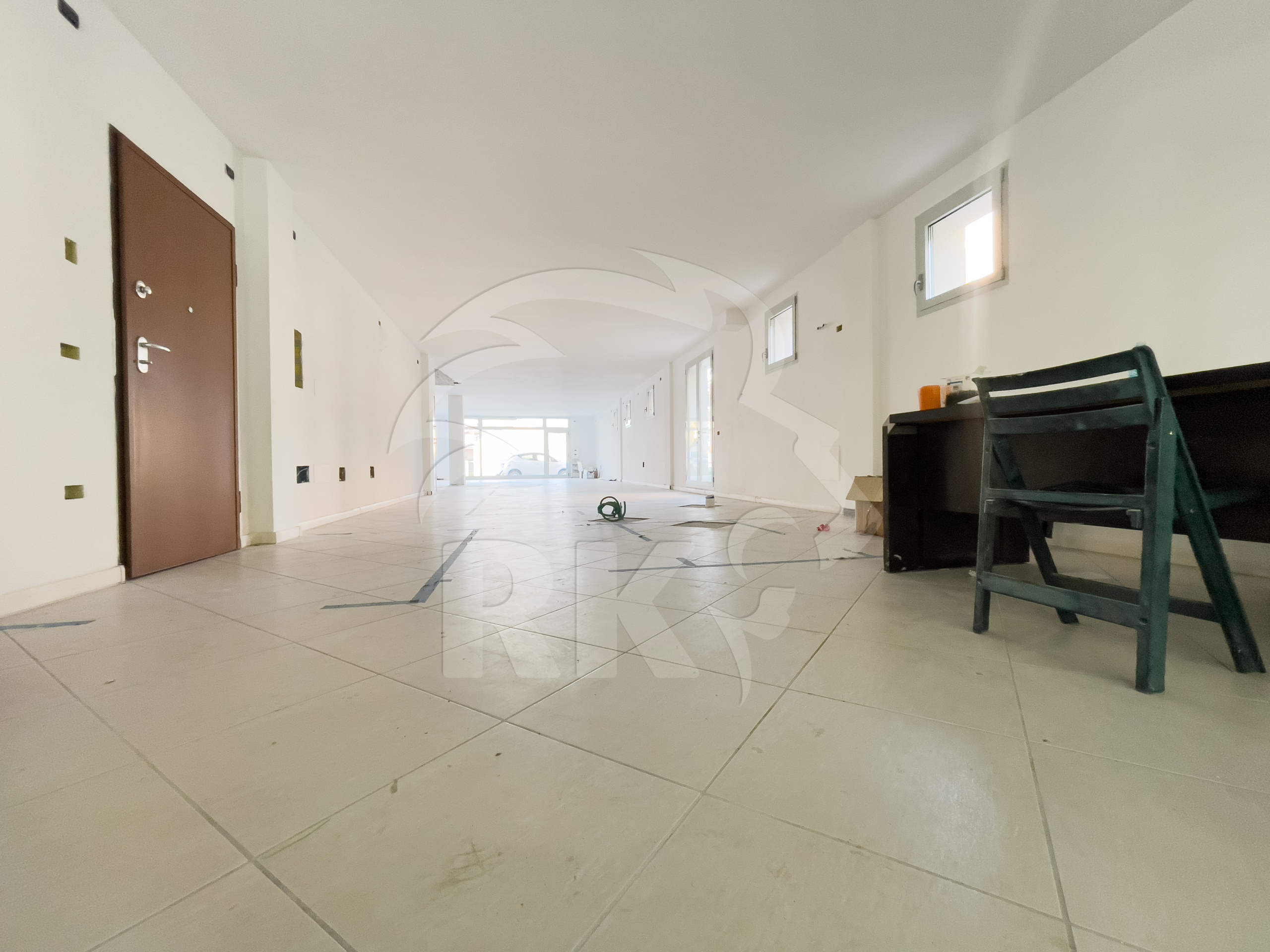 Locale commerciale con box in viale cinque martiri 12, Mirandola