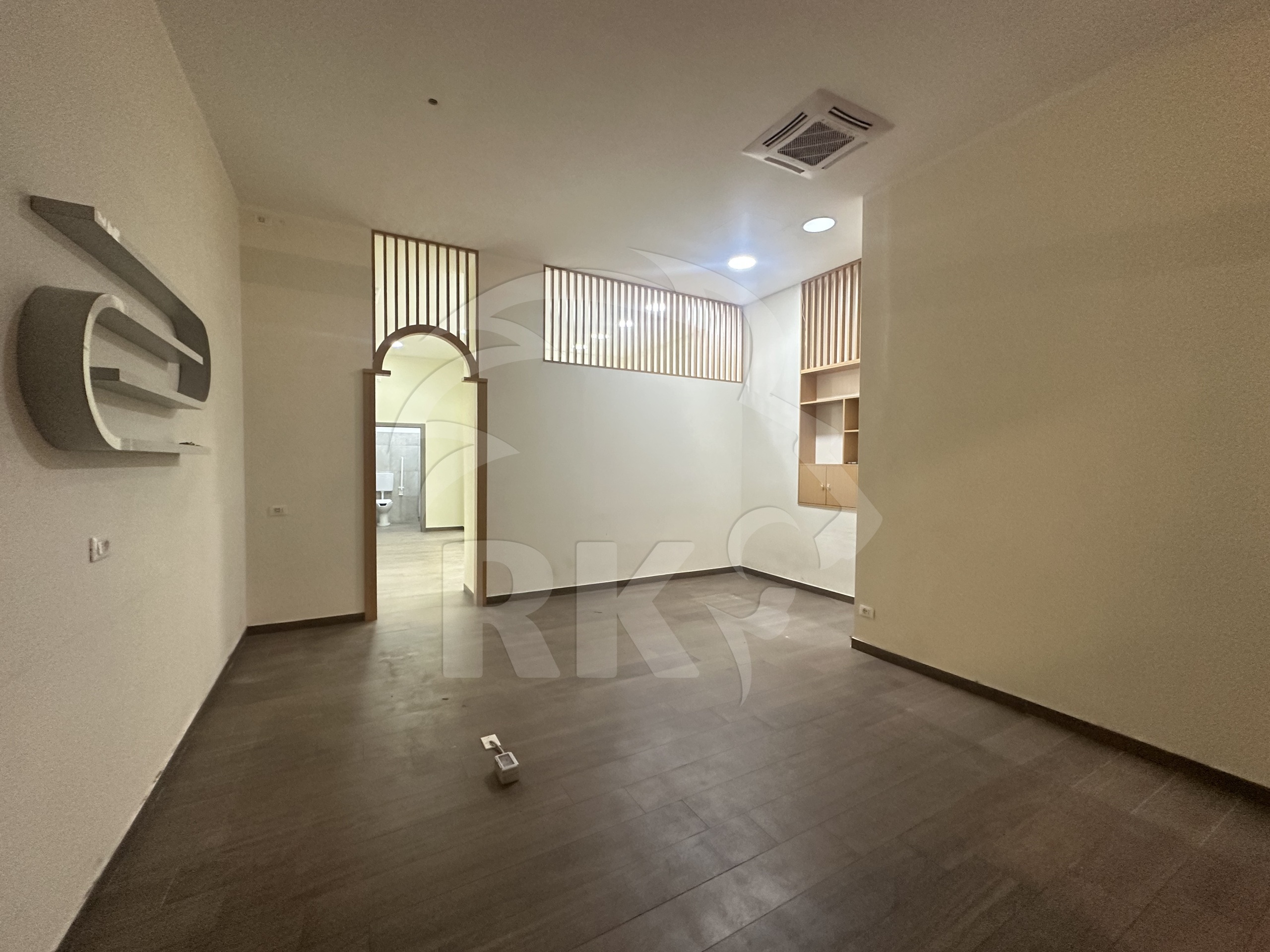 Locale commerciale ristrutturata in via riva di reno 56, Bologna