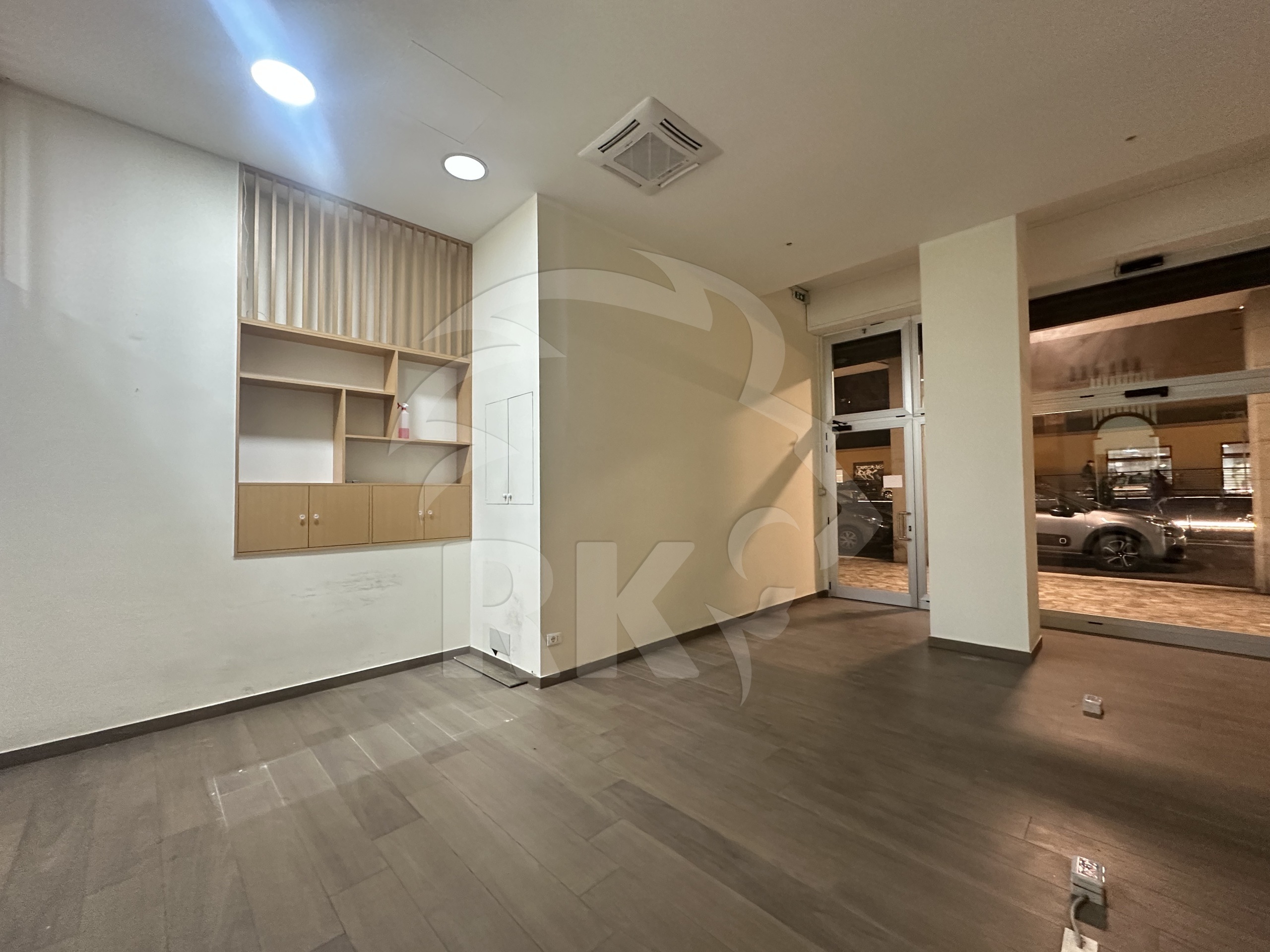 Locale commerciale ristrutturata in via riva di reno 56, Bologna