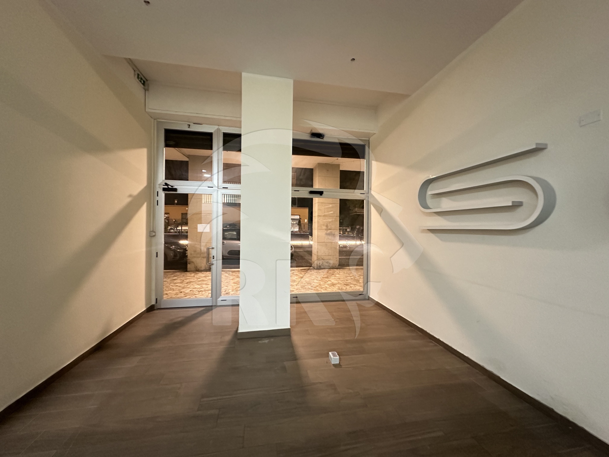 Locale commerciale ristrutturata in via riva di reno 56, Bologna