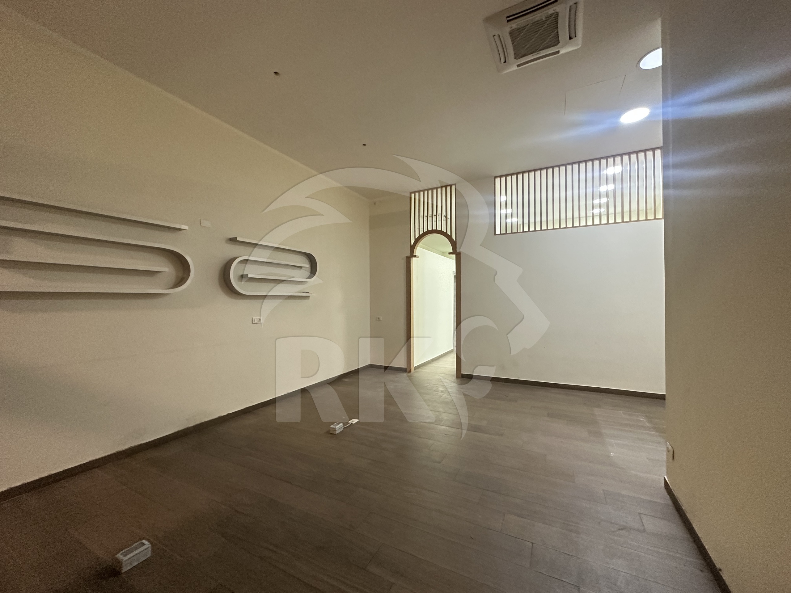 Locale commerciale ristrutturata in via riva di reno 56, Bologna