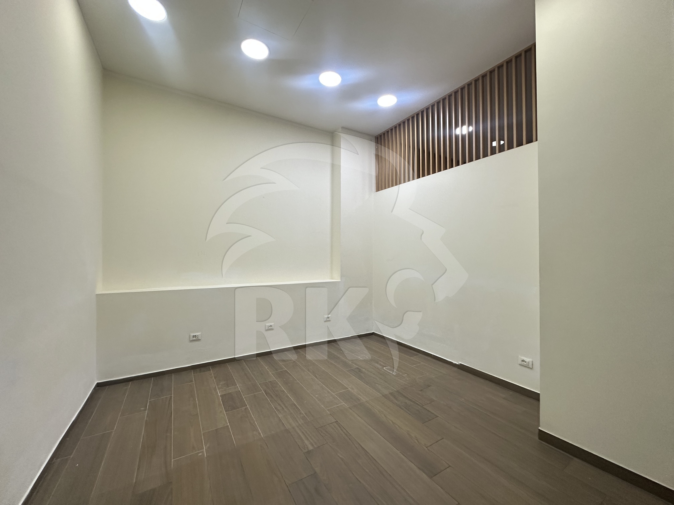 Locale commerciale ristrutturata in via riva di reno 56, Bologna