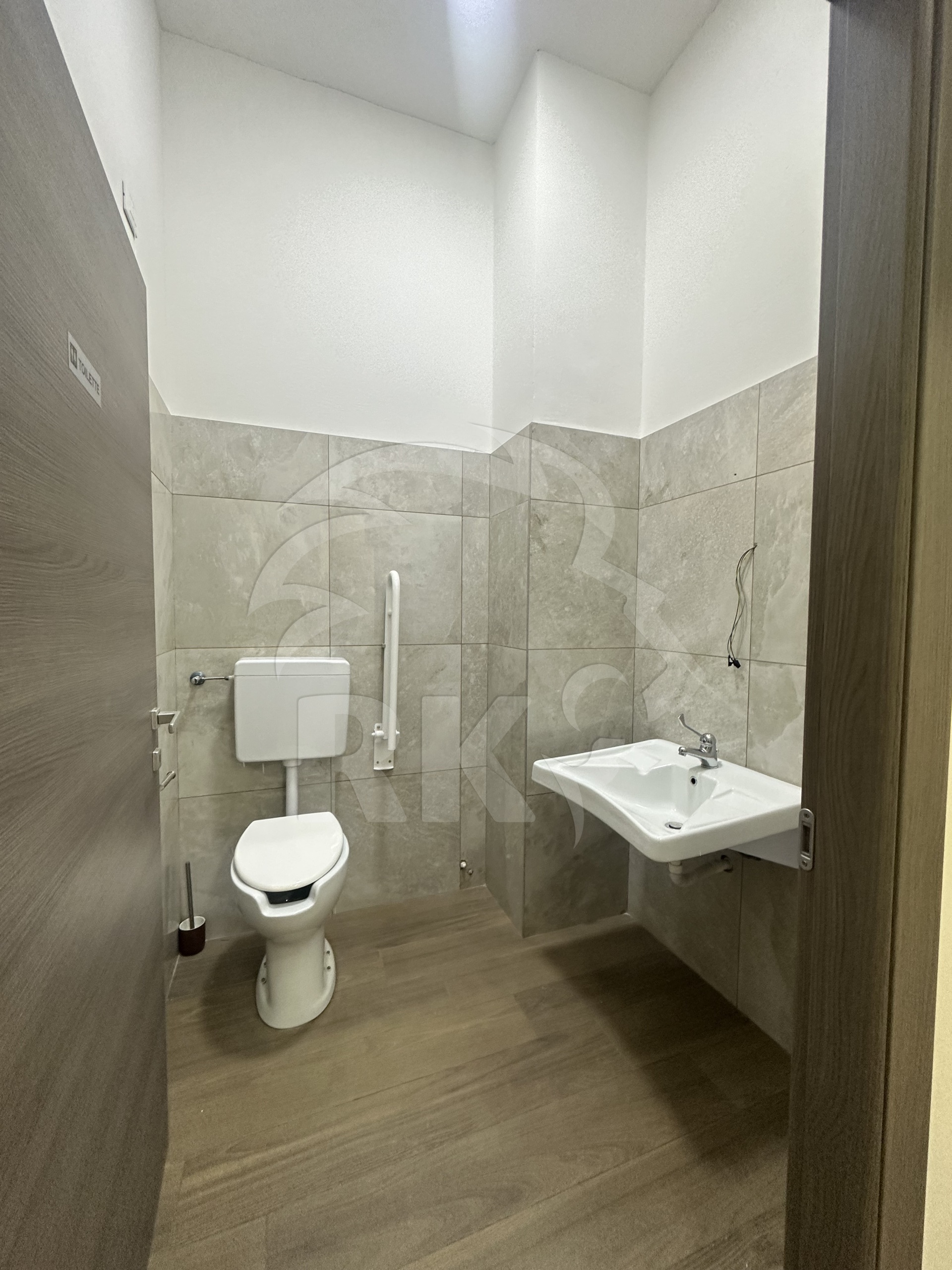 Locale commerciale ristrutturata in via riva di reno 56, Bologna