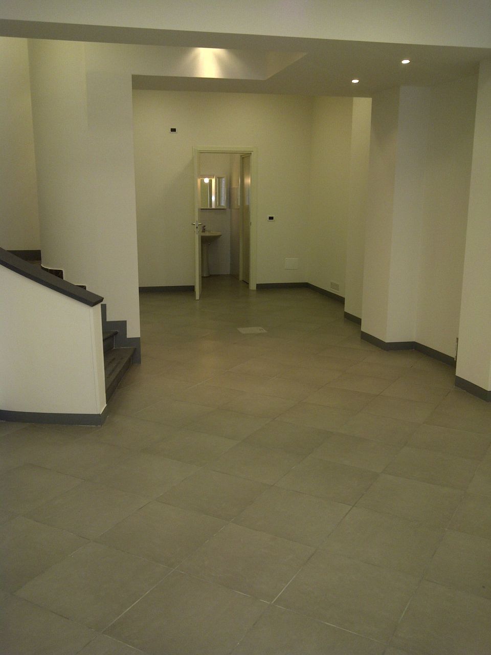 Locale commerciale in affitto in via petroni 1/b, Bologna