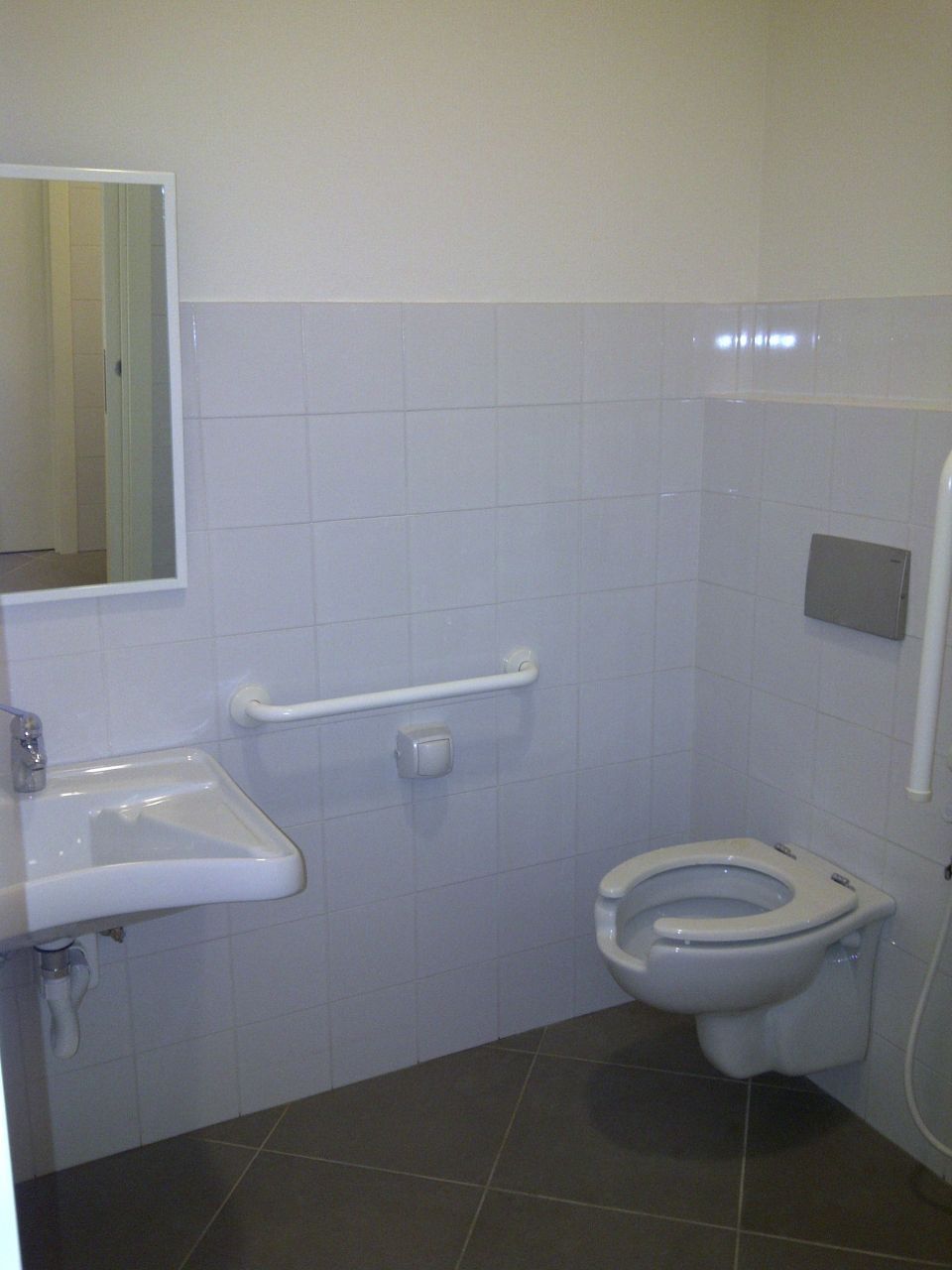 Locale commerciale in affitto in via petroni 1/b, Bologna