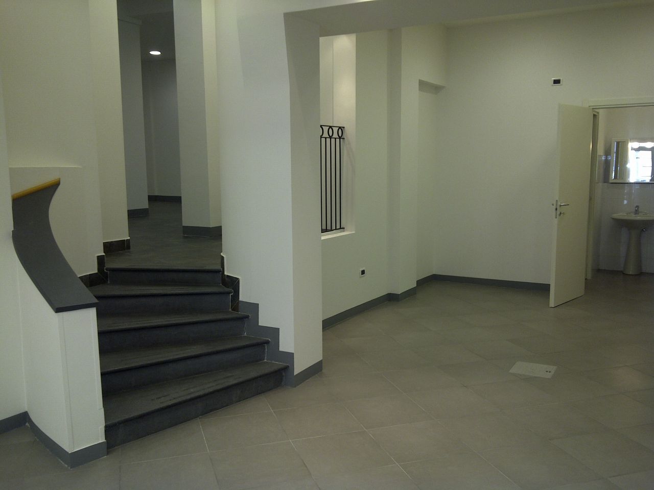 Locale commerciale in affitto in via petroni 1/b, Bologna