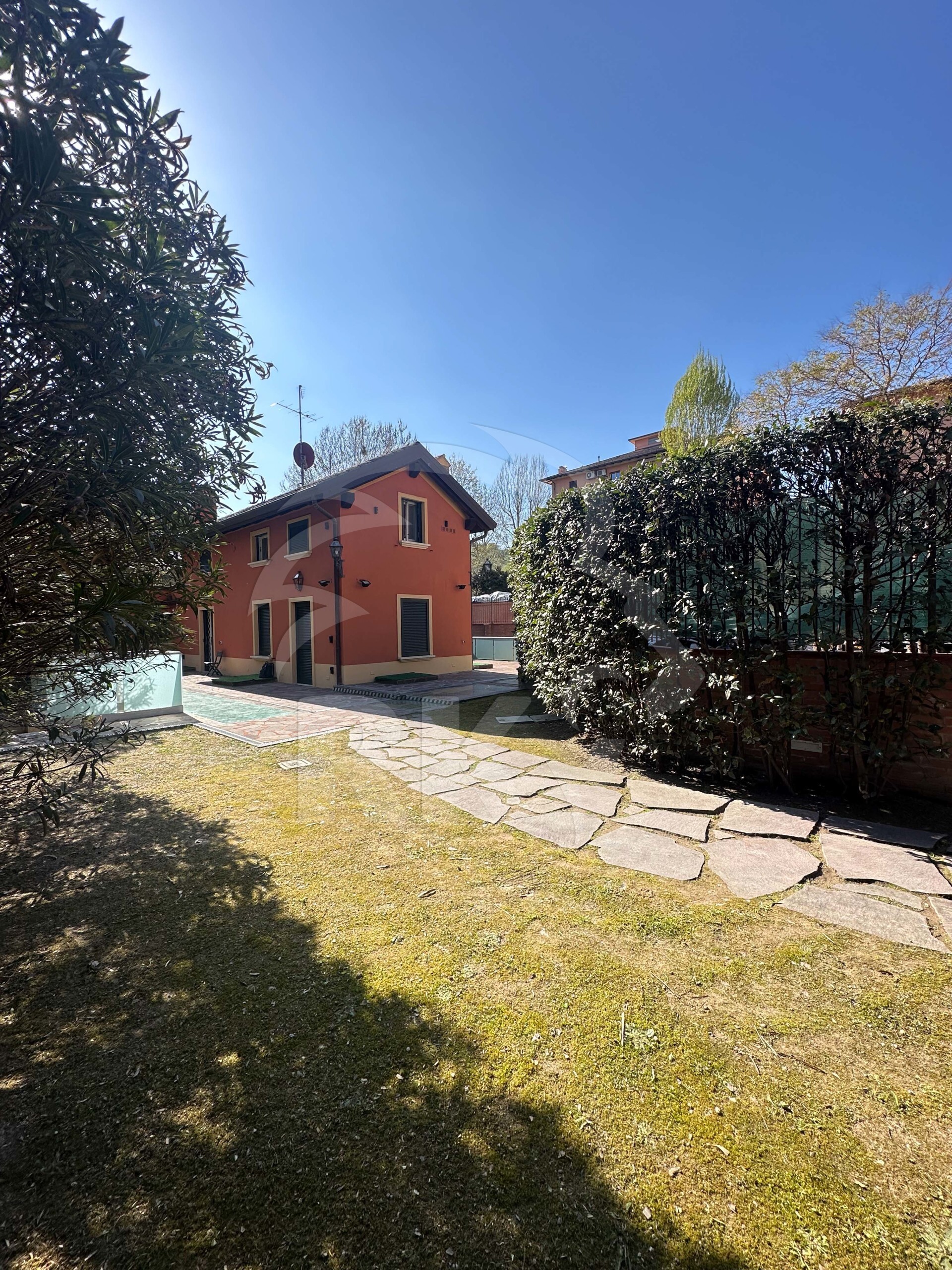 Villa con giardino in via dotti 16, Bologna