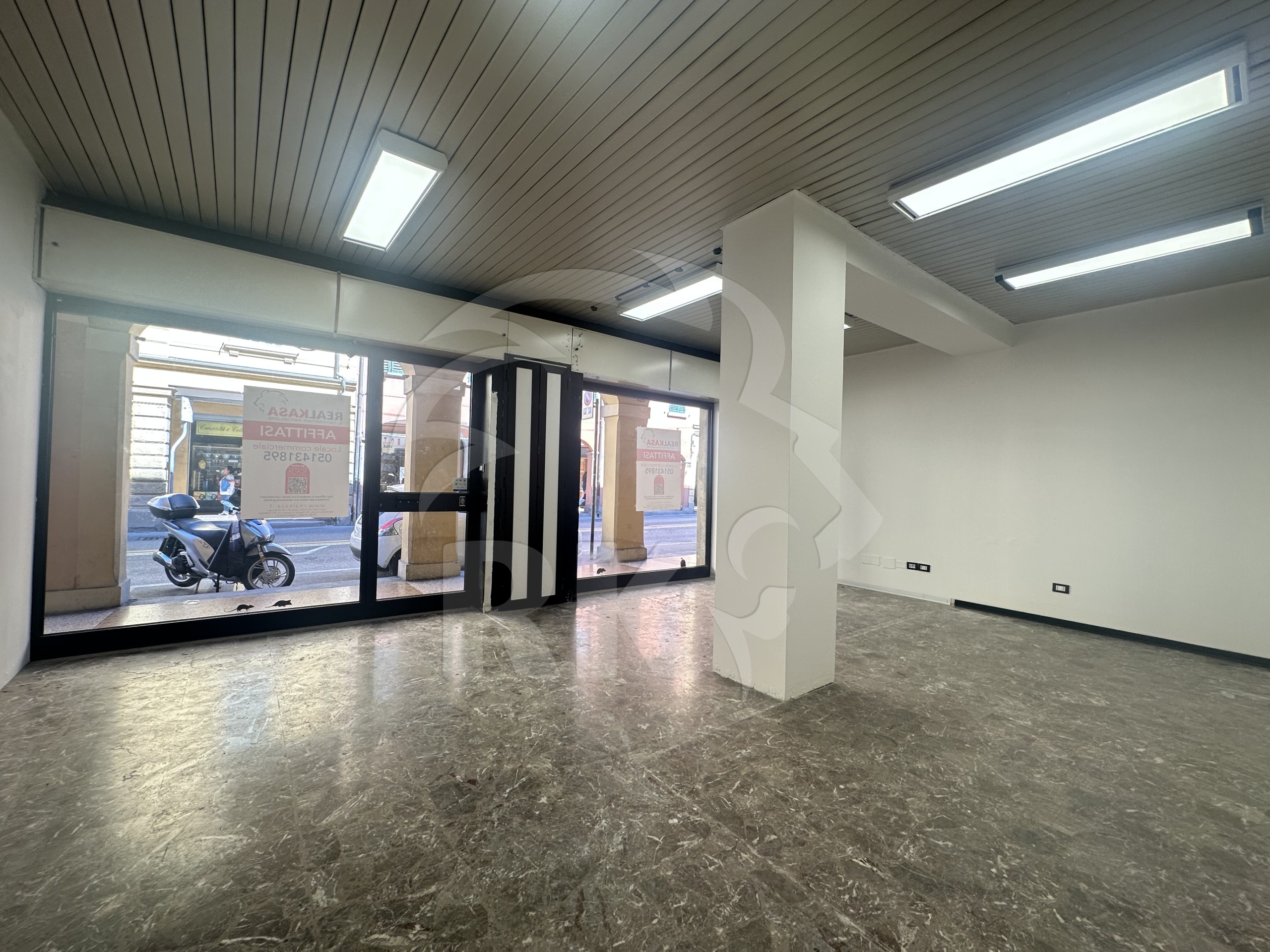 Locale commerciale in vendita in via sant'isaia 72, Bologna