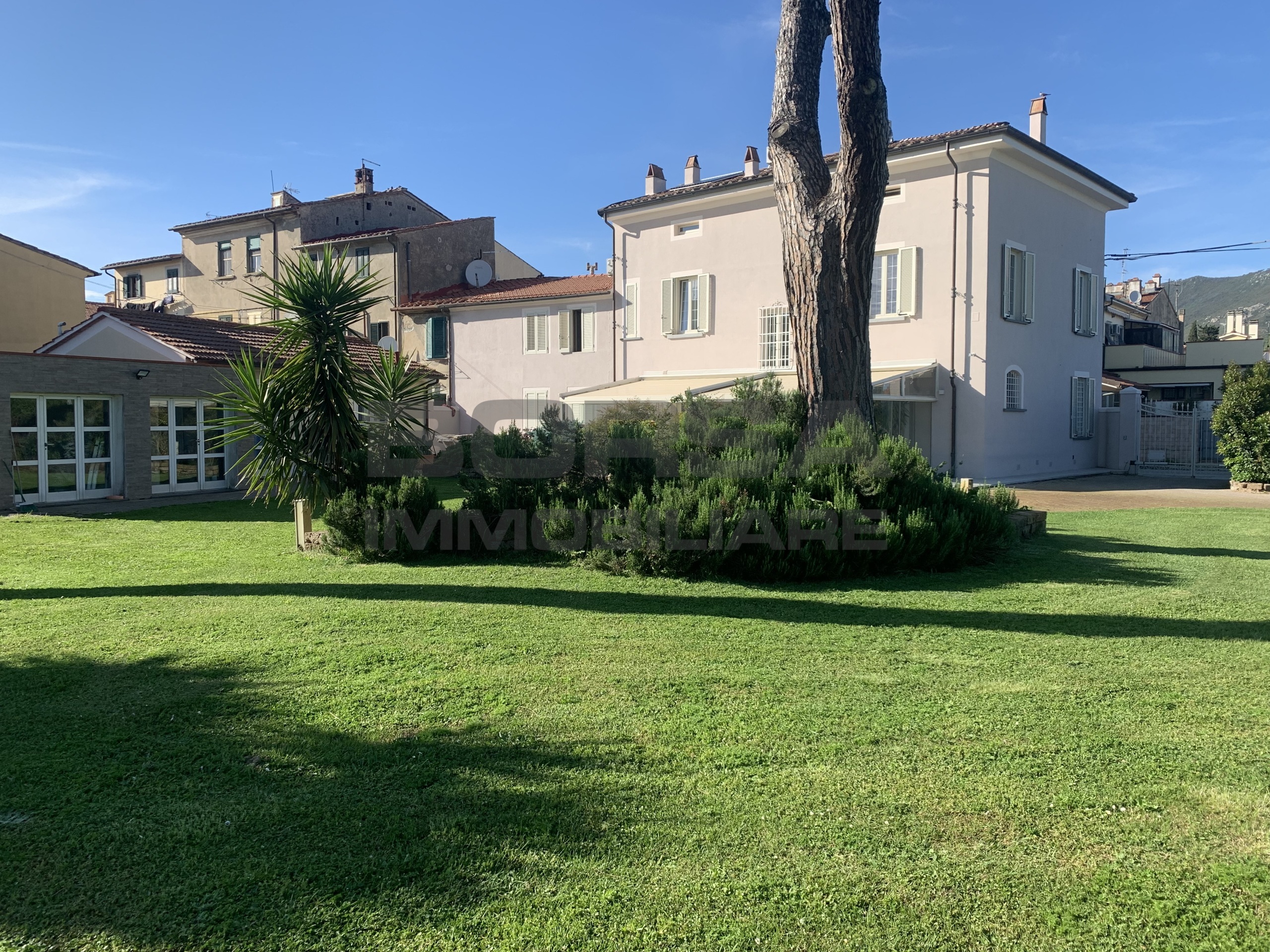 Villa con giardino in via della chiesa 10, Cascina