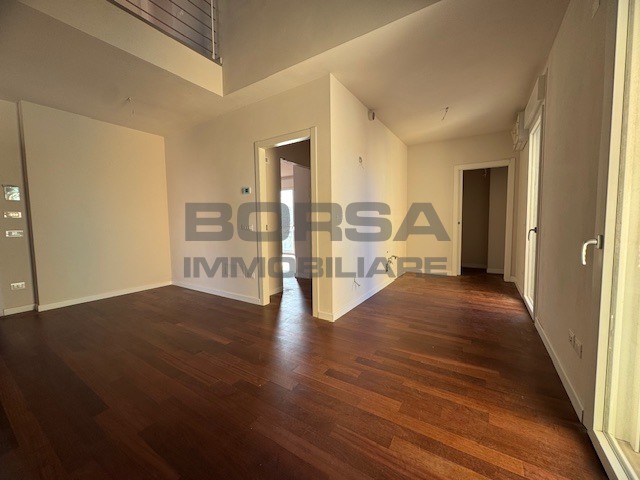 Trilocale con terrazzo in piazza attias 21/c, Livorno