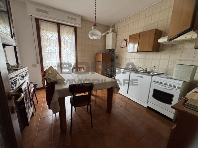 Trilocale con terrazzo in via dino provenzal 47, Livorno
