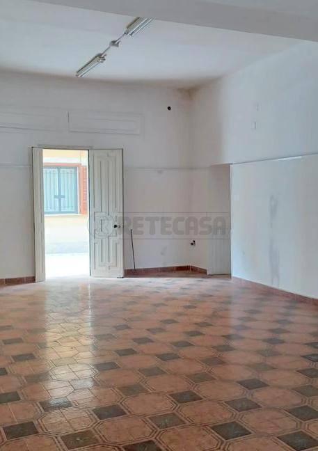 Locale commerciale in affitto a Marcianise