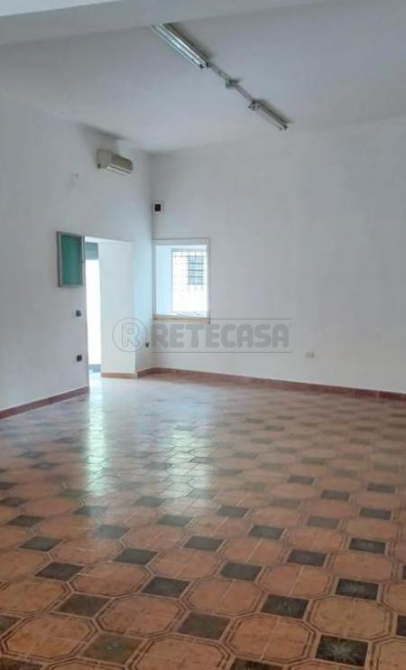 Locale commerciale in affitto a Marcianise