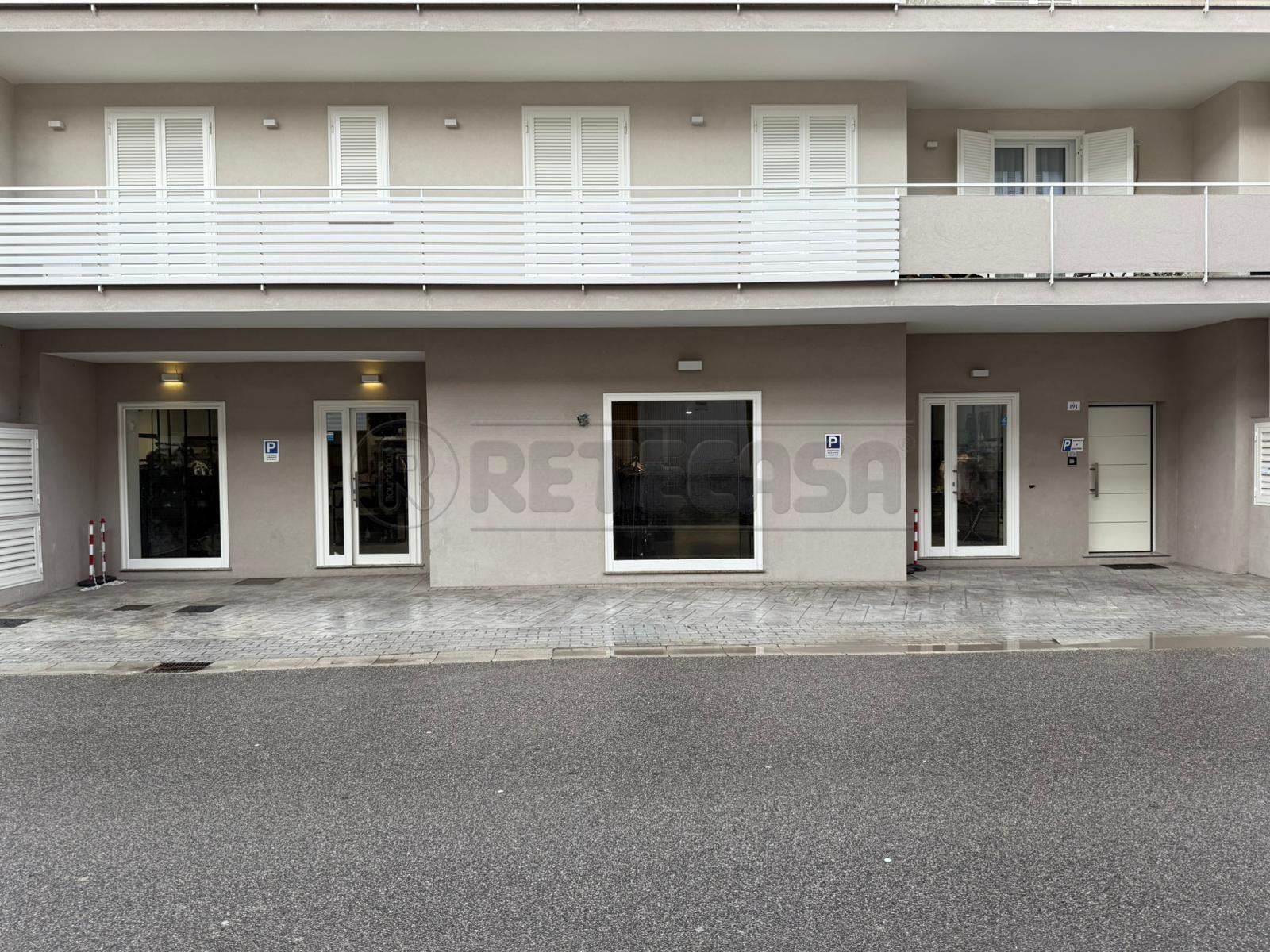 Locale commerciale in affitto in via raffaele musone, Marcianise