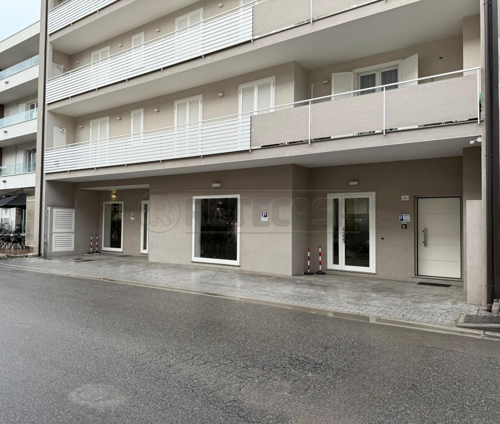 Locale commerciale in affitto in via raffaele musone, Marcianise