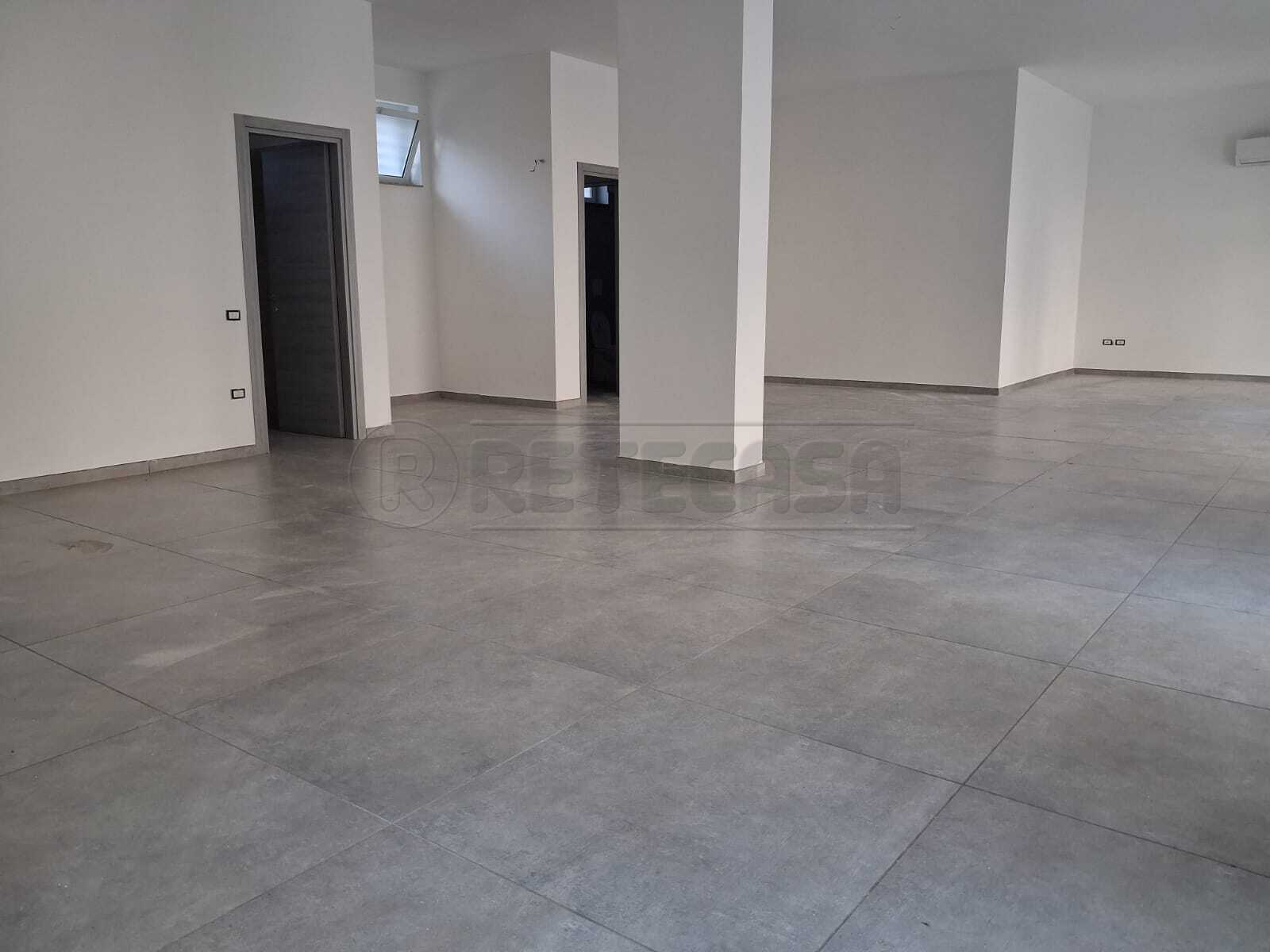 Locale commerciale in affitto in via raffaele musone, Marcianise