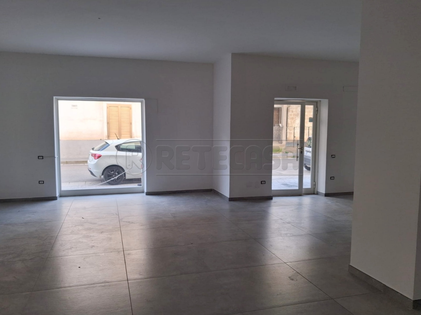 Locale commerciale in affitto in via raffaele musone, Marcianise