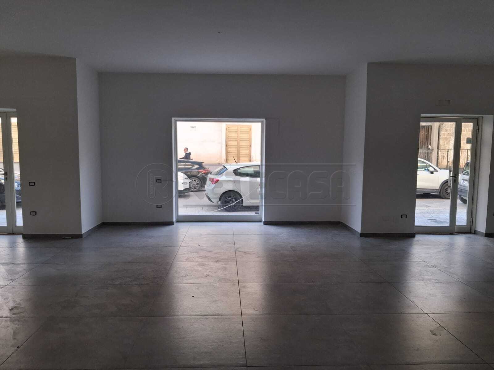 Locale commerciale in affitto in via raffaele musone, Marcianise