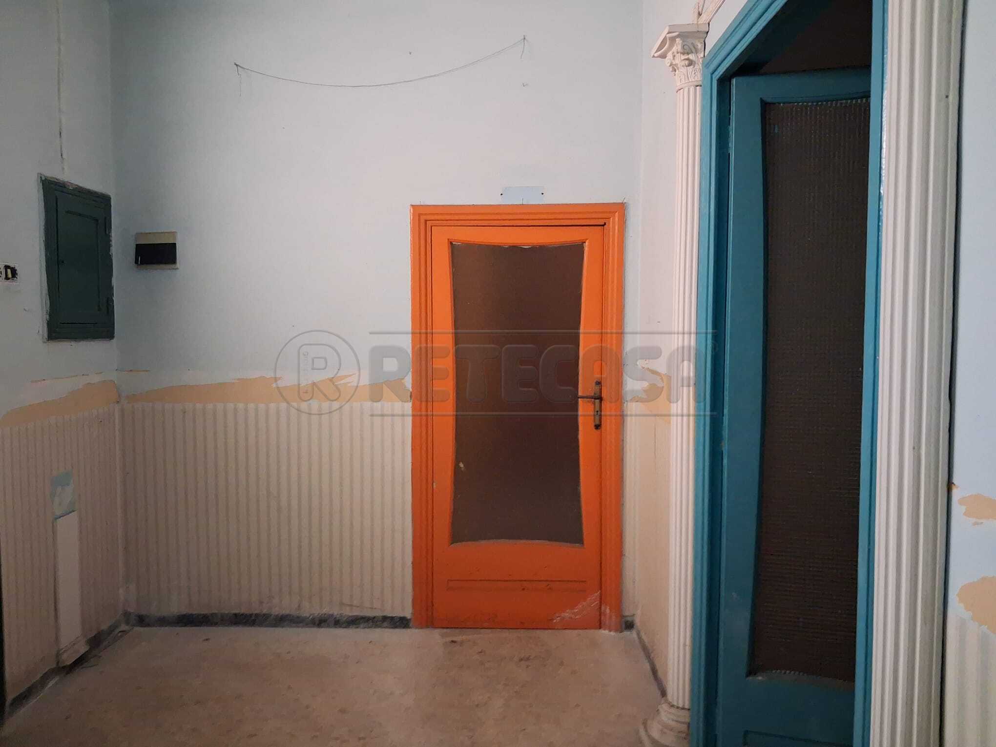 Laboratorio in affitto in via giacomo colombo, Marcianise