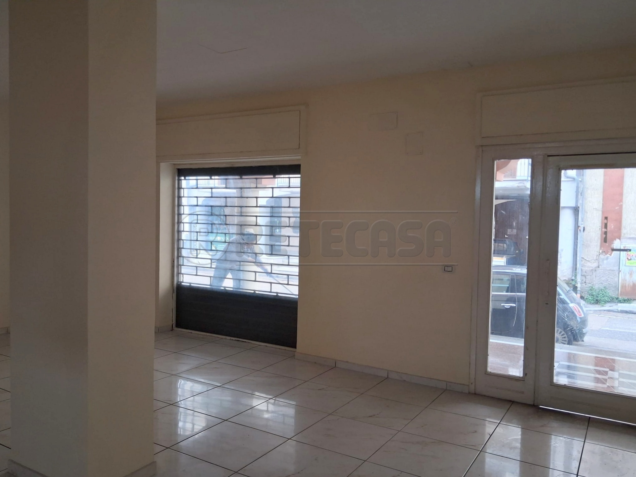 Locale commerciale in affitto in via guglielmo marconi, Marcianise