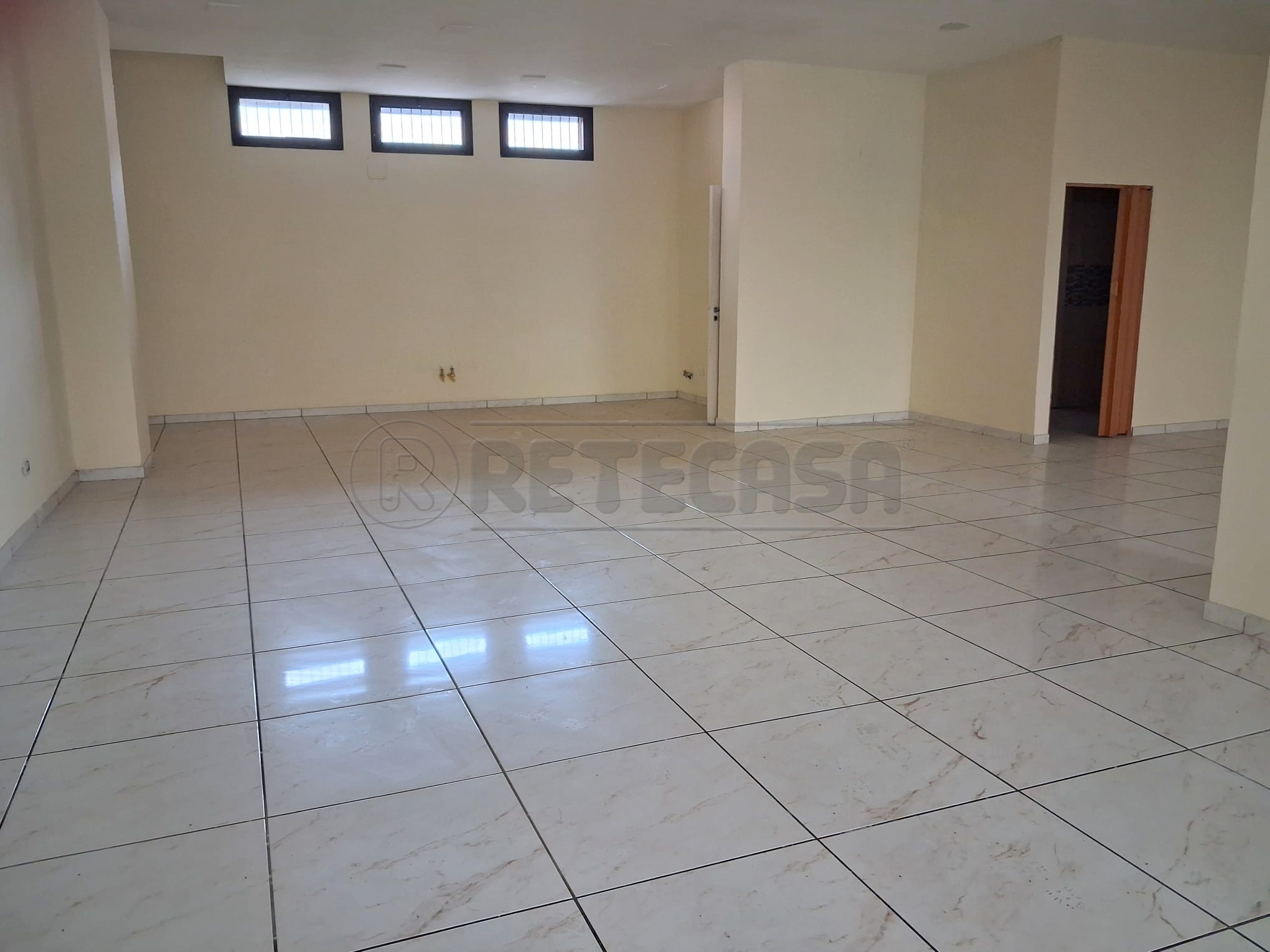 Locale commerciale in affitto in via guglielmo marconi, Marcianise