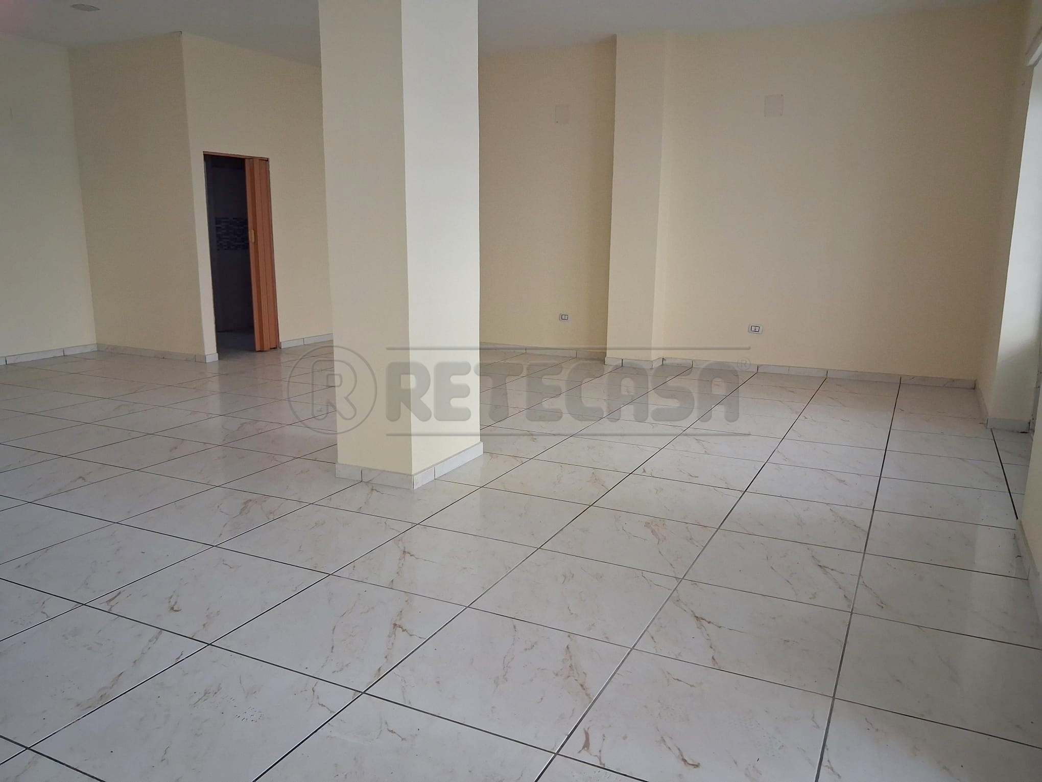 Locale commerciale in affitto in via guglielmo marconi, Marcianise