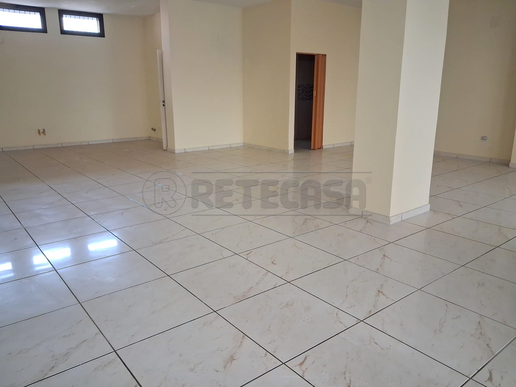 Locale commerciale in affitto in via guglielmo marconi, Marcianise