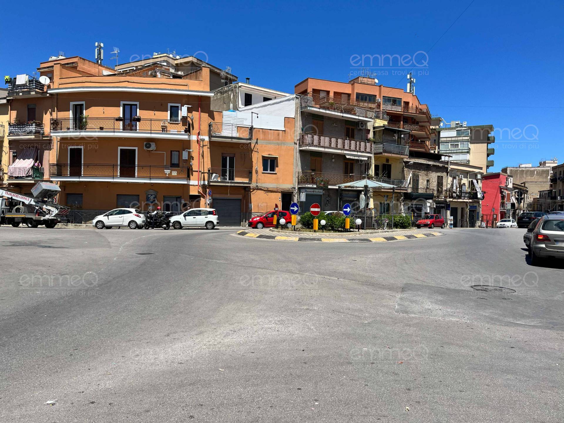 Locale commerciale in affitto a Palermo, Oreto