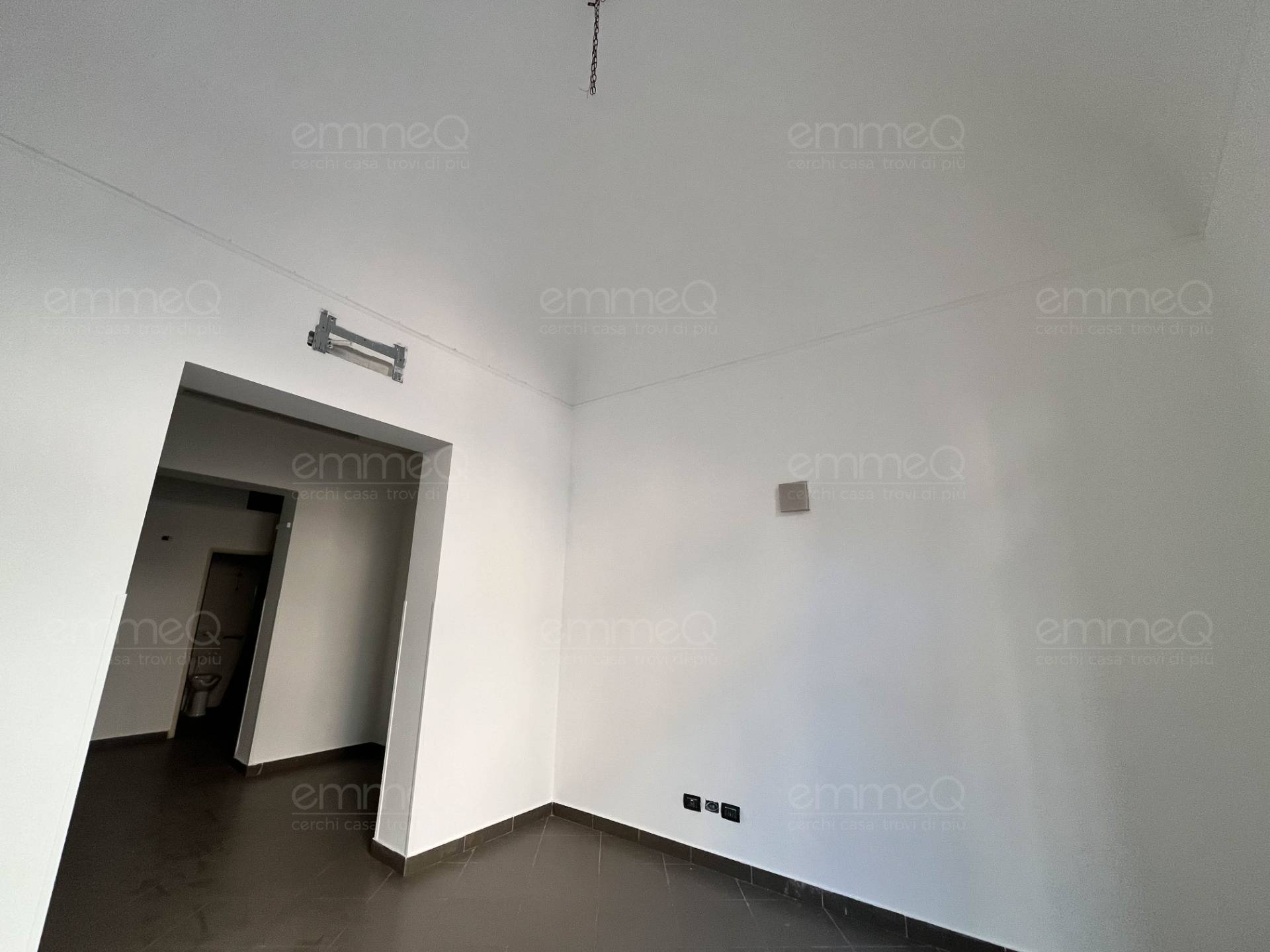 Locale commerciale in affitto a Palermo, Libert