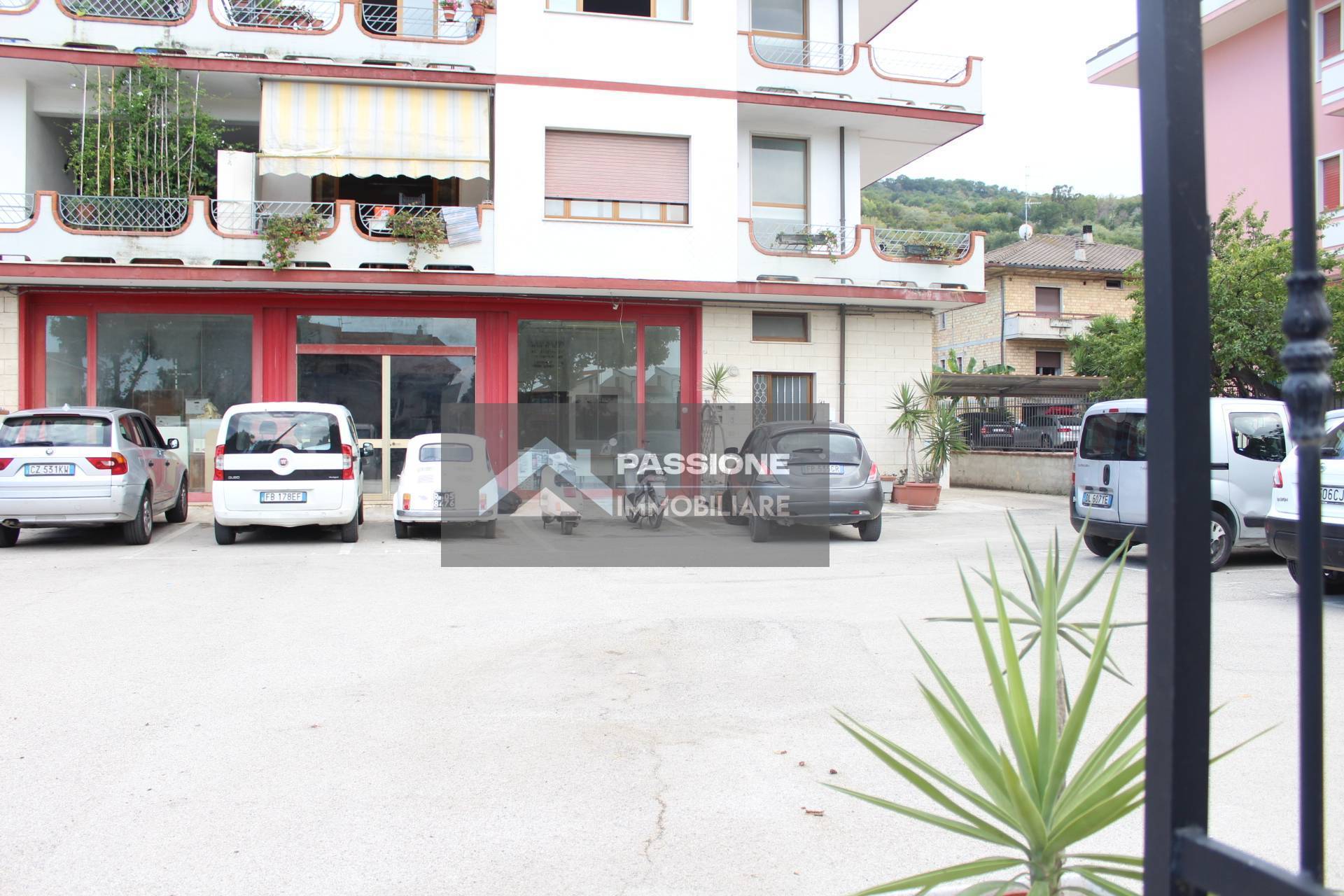 Locale commerciale in affitto a Colonnella