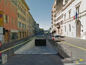 Posto auto coperto in affitto in piazza ghiaia, Parma