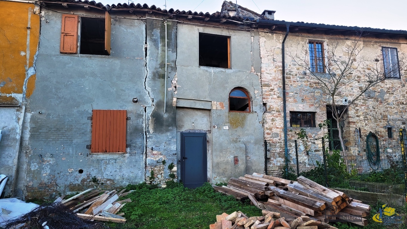 Casa indipendente da ristrutturare in strada casatico 38, Parma