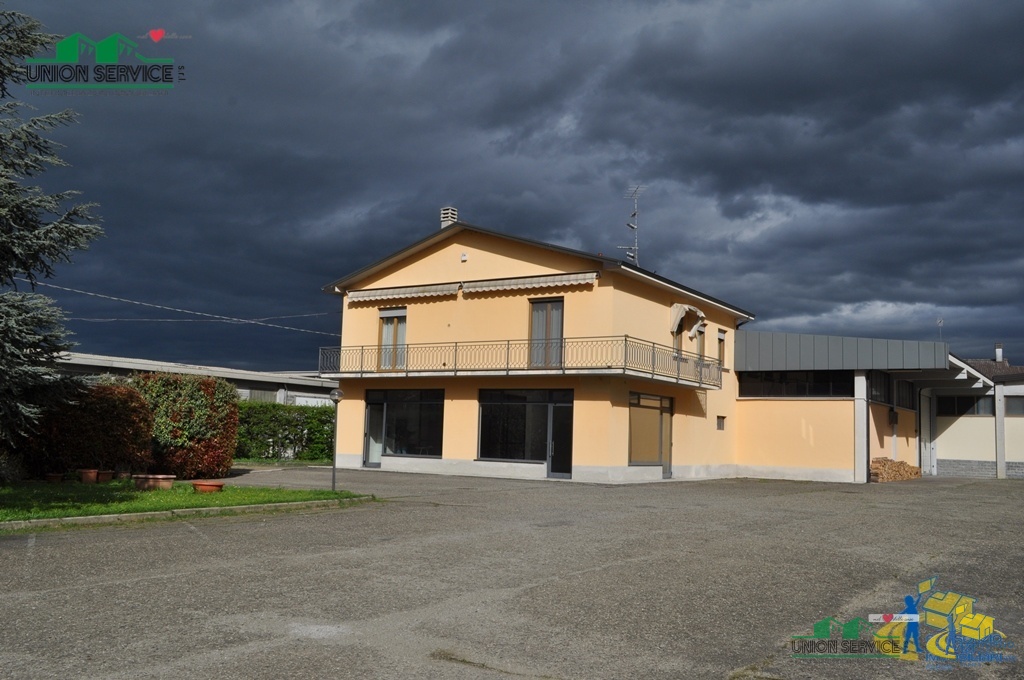 Capannone con giardino in via provinciale 26, Sala Baganza