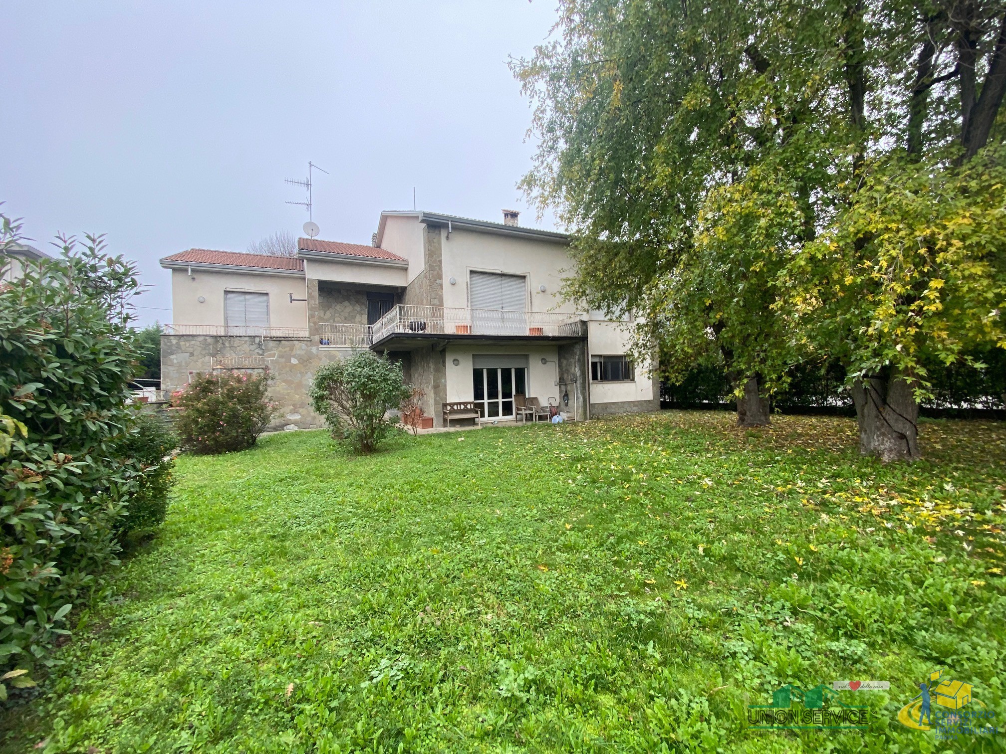 Villa con giardino in via giosu carducci 3, Medesano