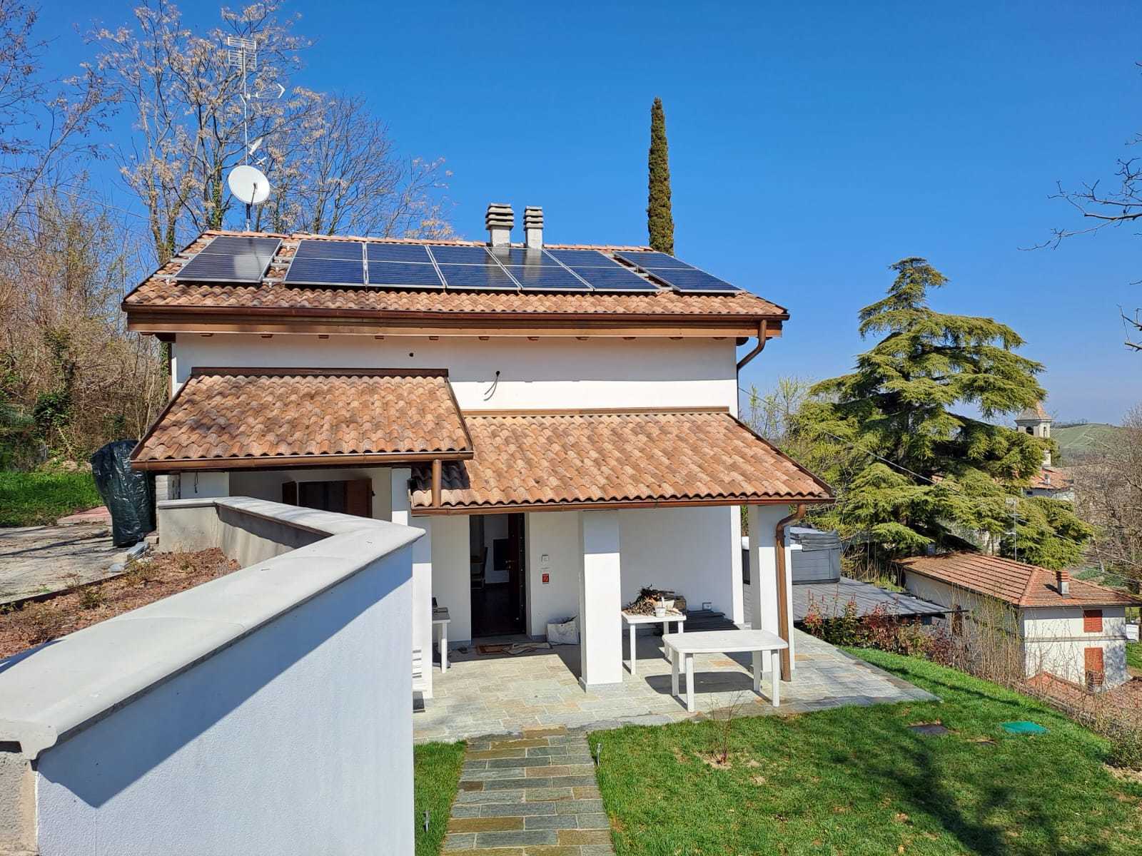 Villa con giardino in via berzora 7, Traversetolo