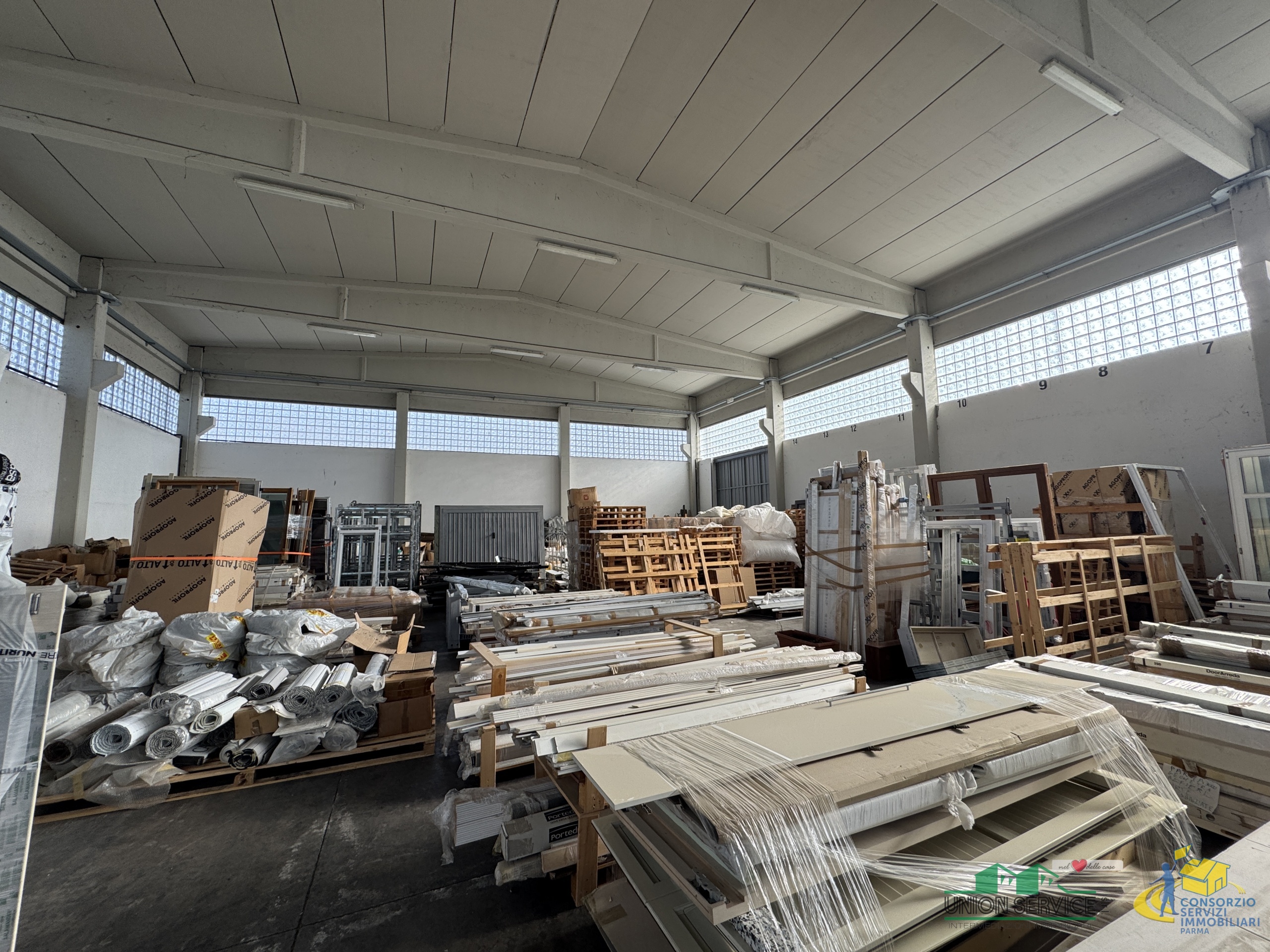 Capannone con terrazzo in strada martinella, Parma