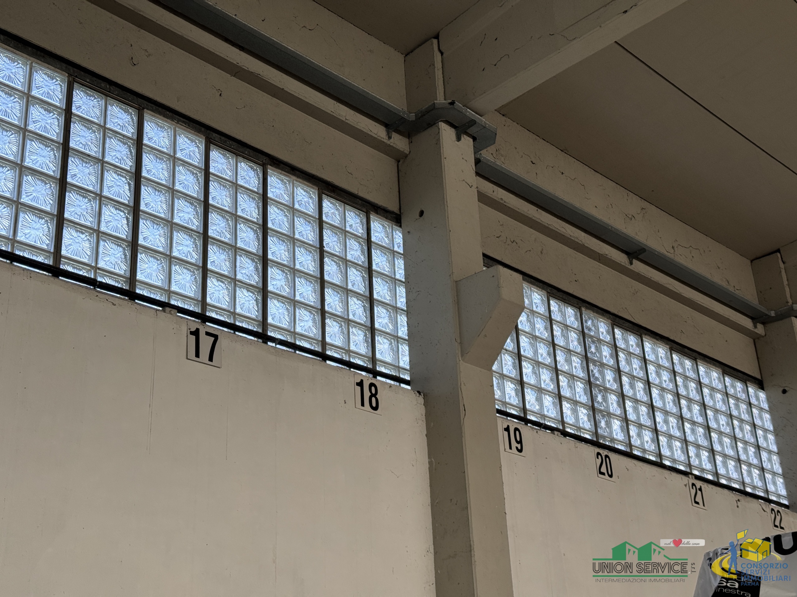 Capannone con terrazzo in strada martinella, Parma