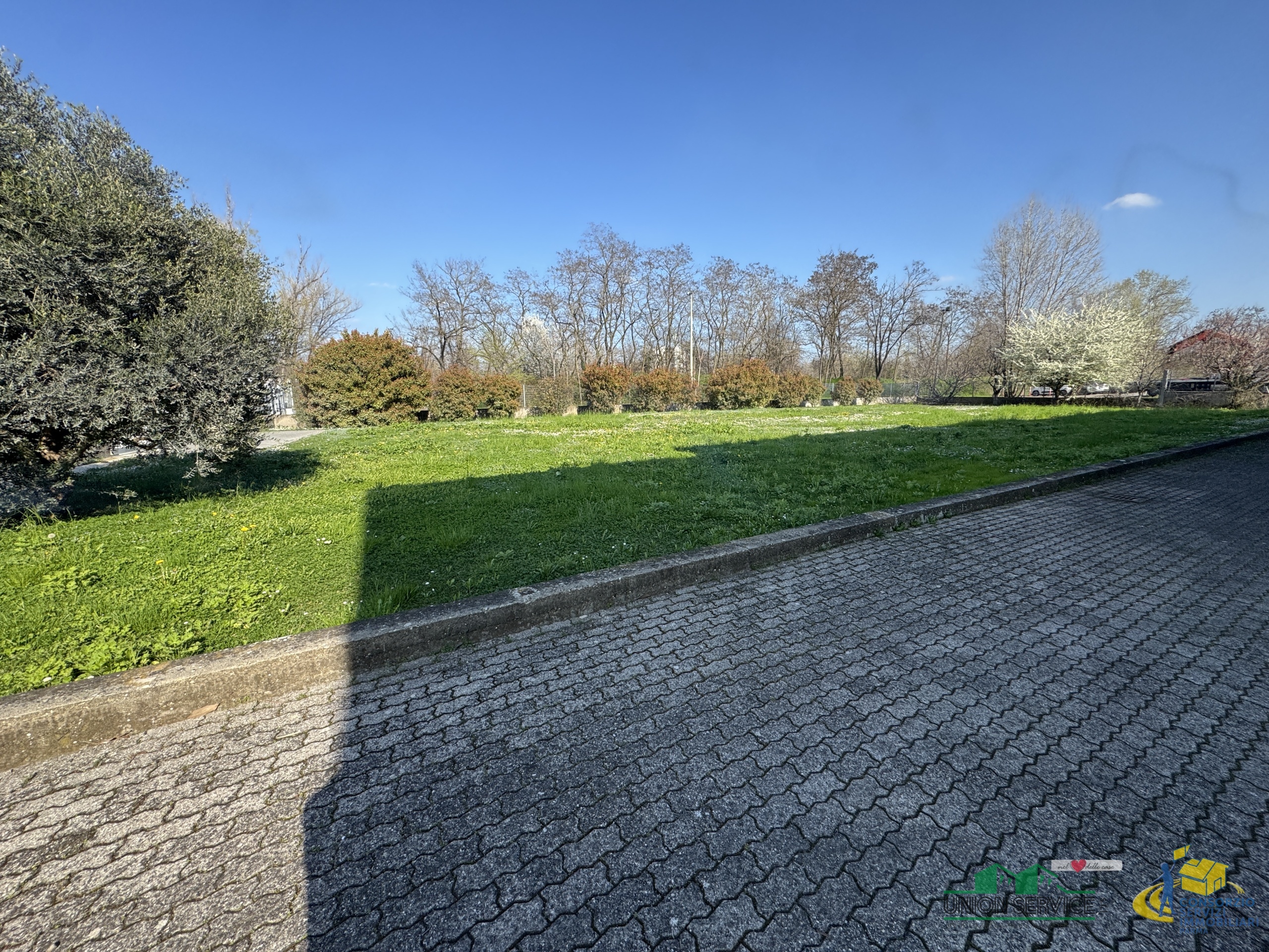 Capannone con terrazzo in strada martinella, Parma