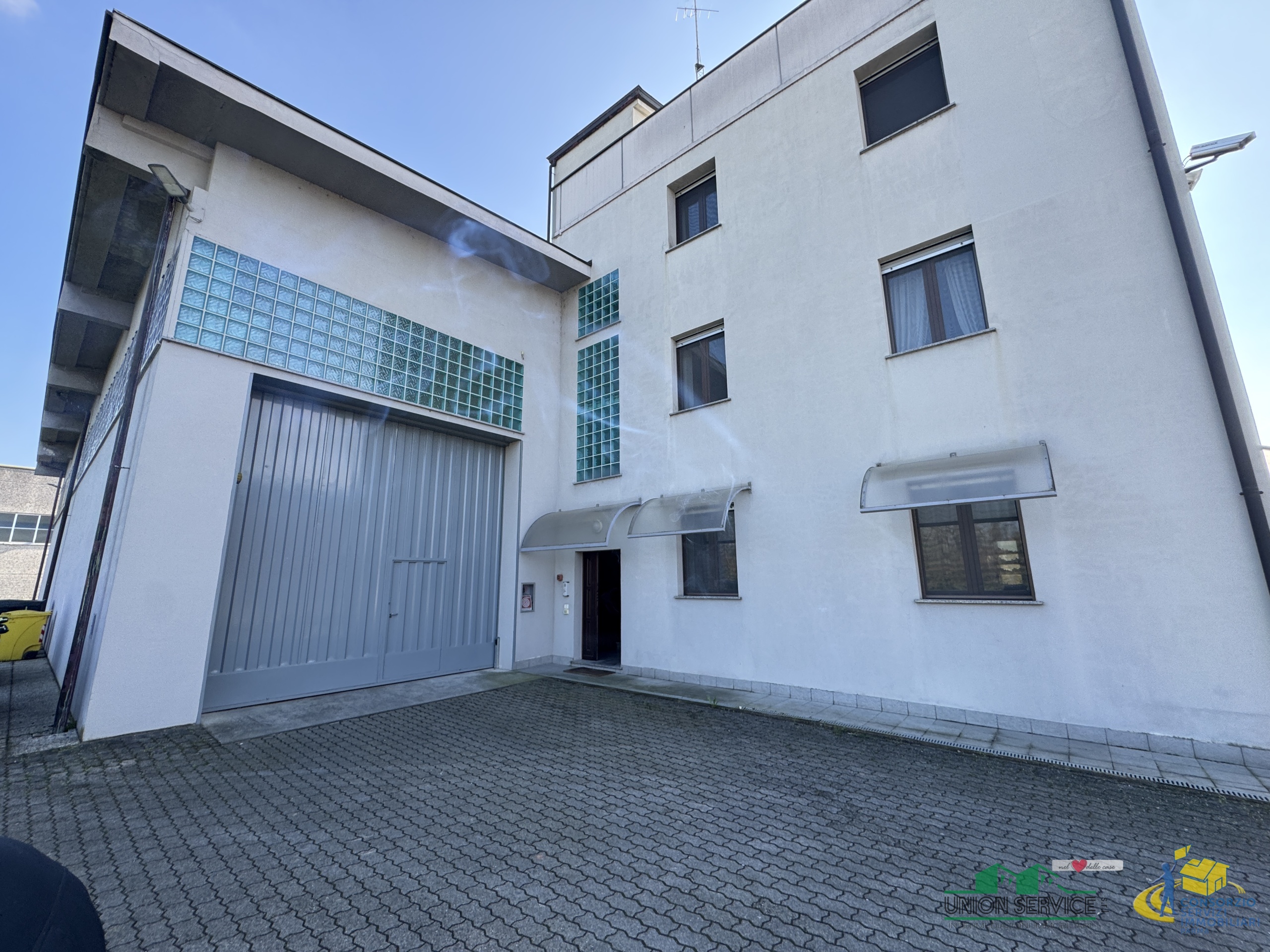 Capannone con terrazzo in strada martinella, Parma