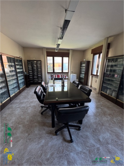 Capannone con terrazzo in strada martinella, Parma